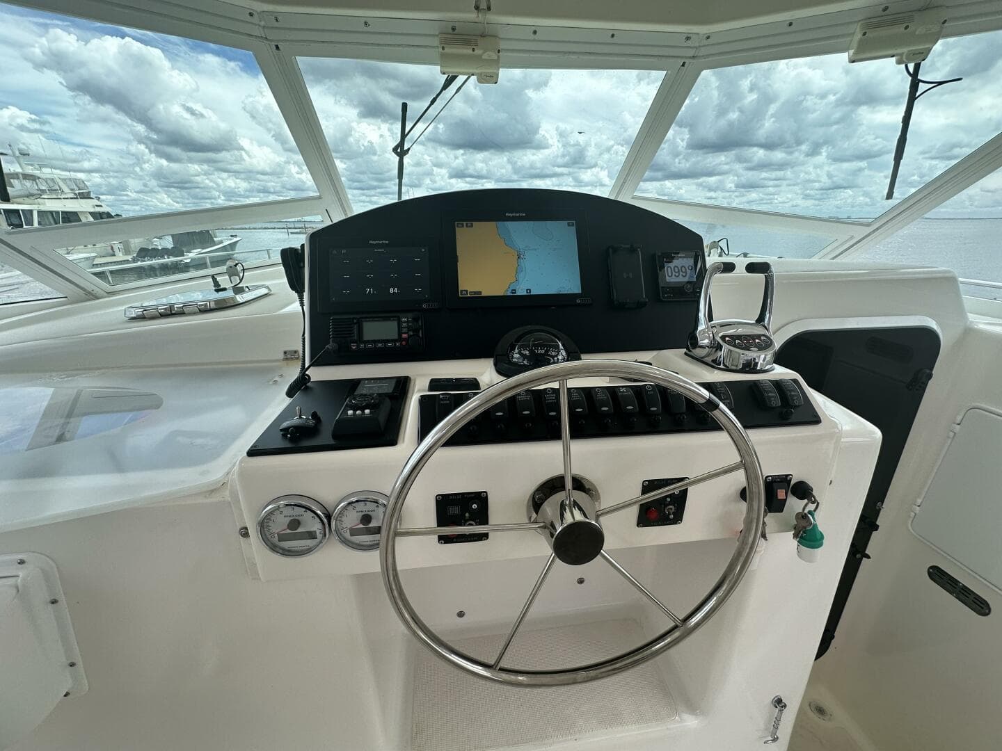 2007 Manta 44 Power Cat 'Lah De Dah' - Helm