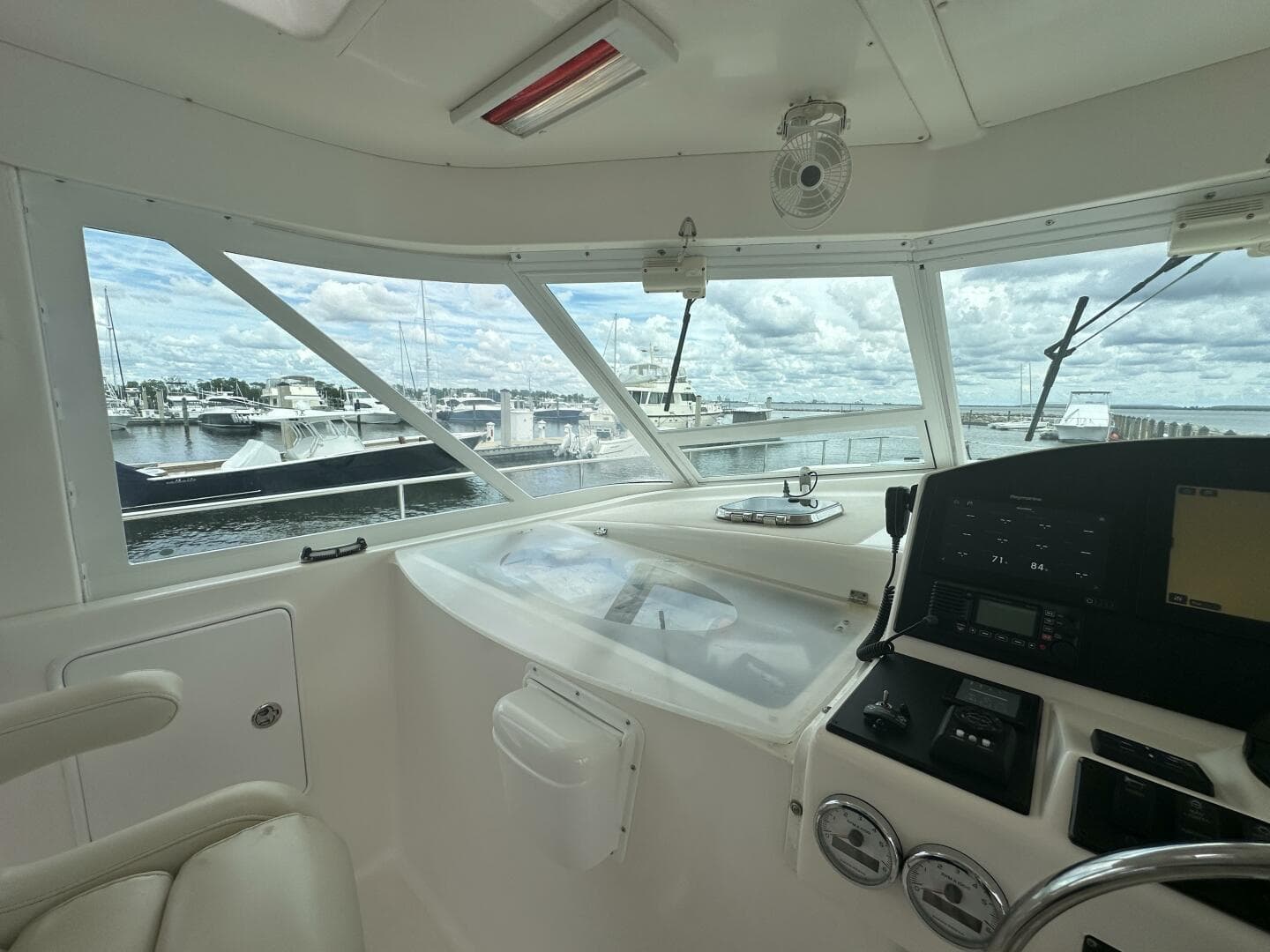 2007 Manta 44 Power Cat 'Lah De Dah' - Helm