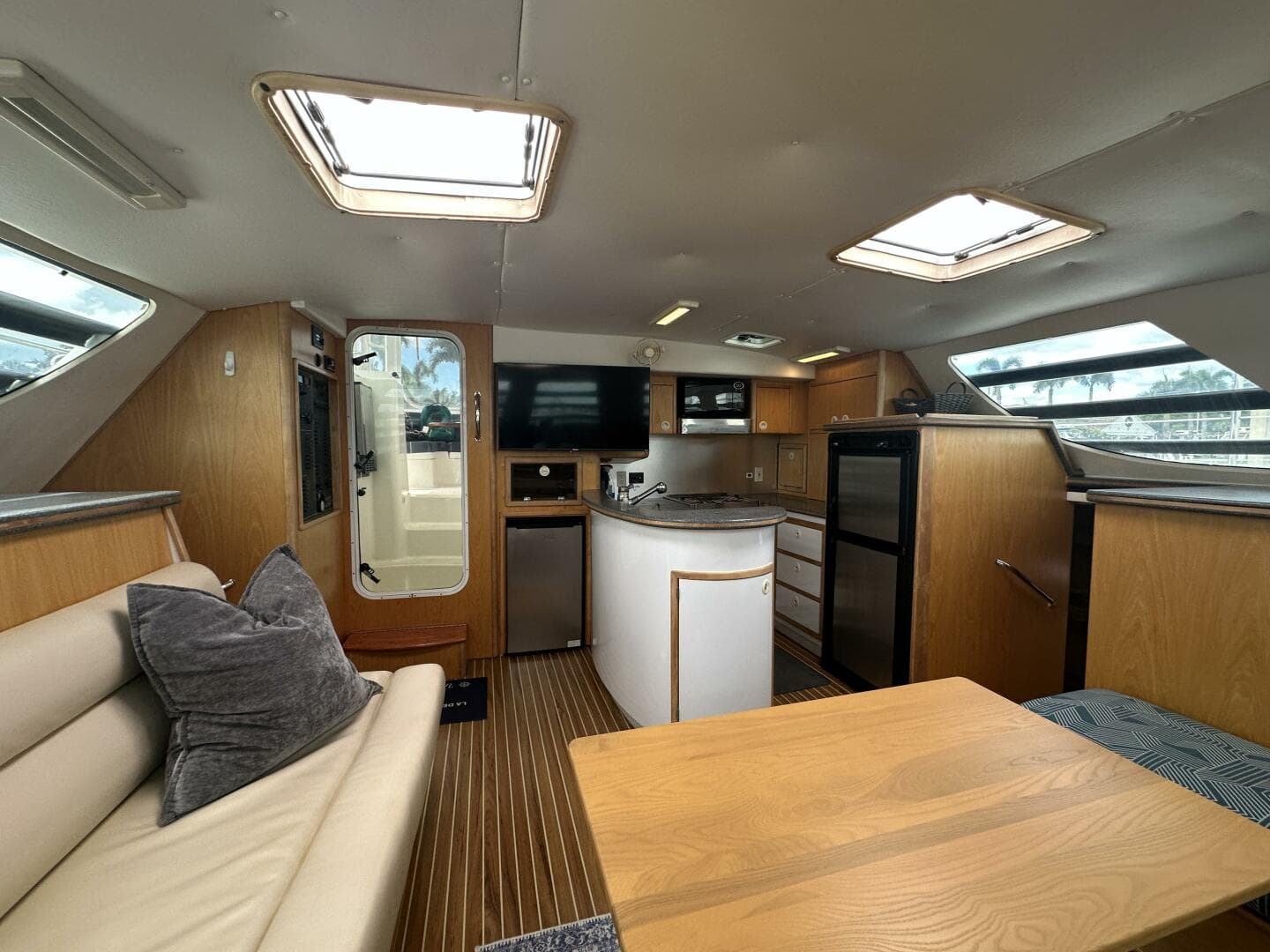 2007 Manta 44 Power Cat 'Lah De Dah' - Dinette