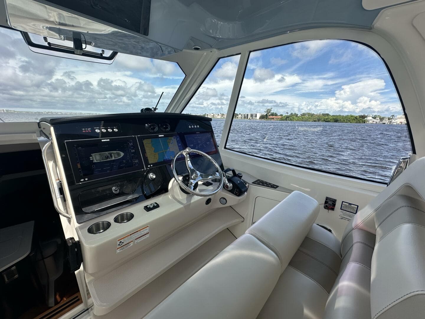 2023 Boston Whaler 380 Realm