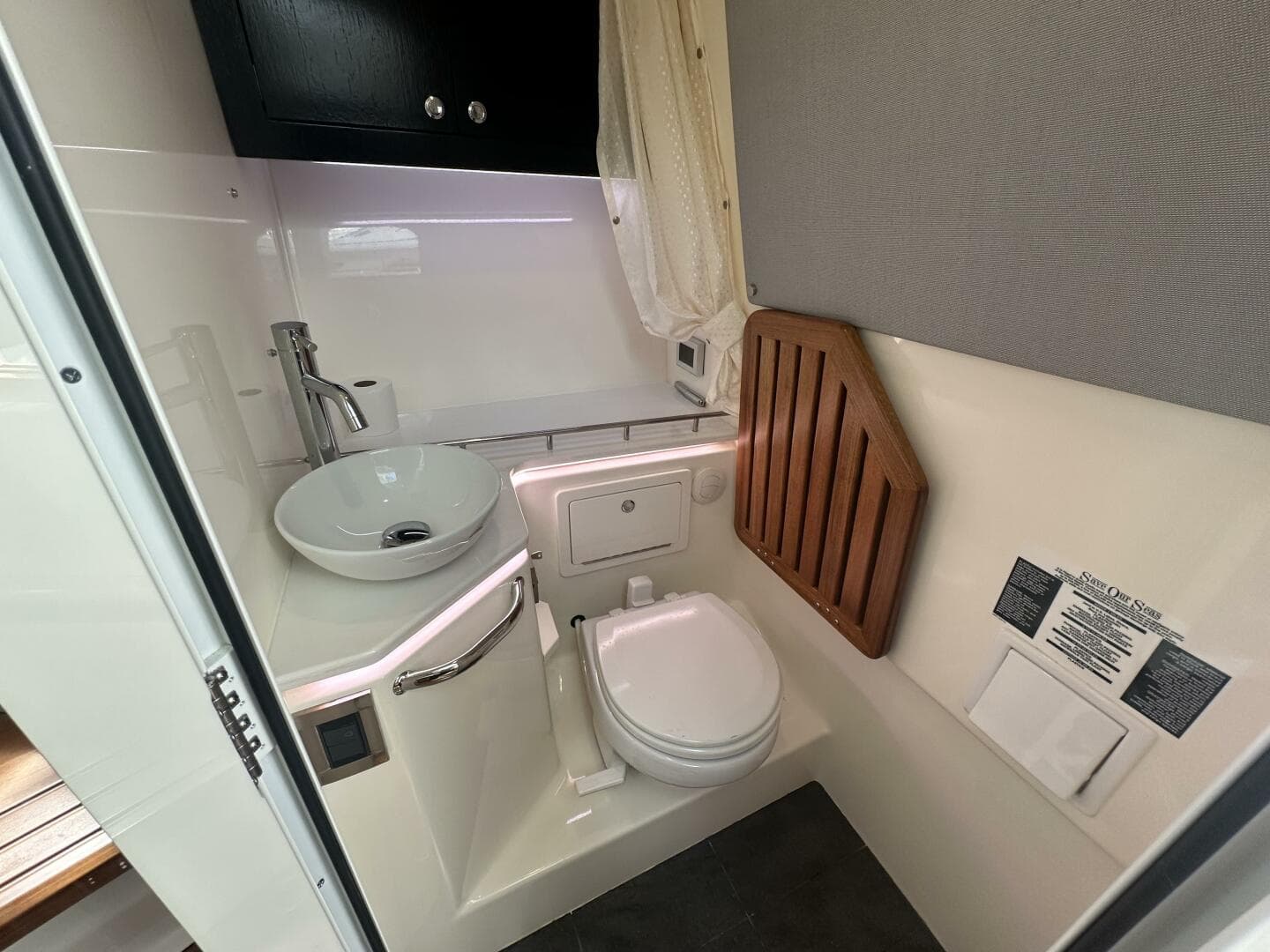 2023 Boston Whaler 380 Realm