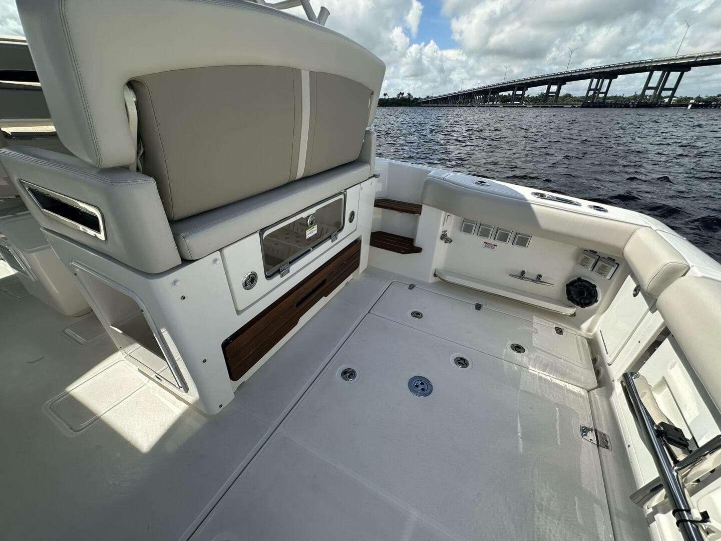 2023 Boston Whaler 380 Realm