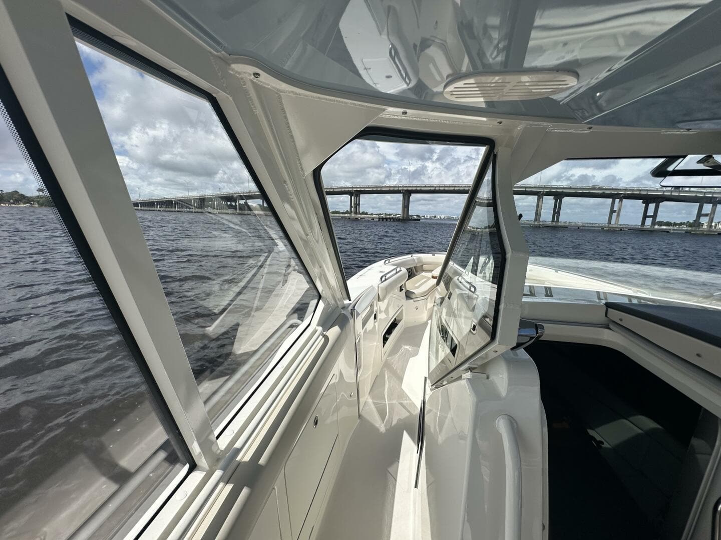 2023 Boston Whaler 380 Realm