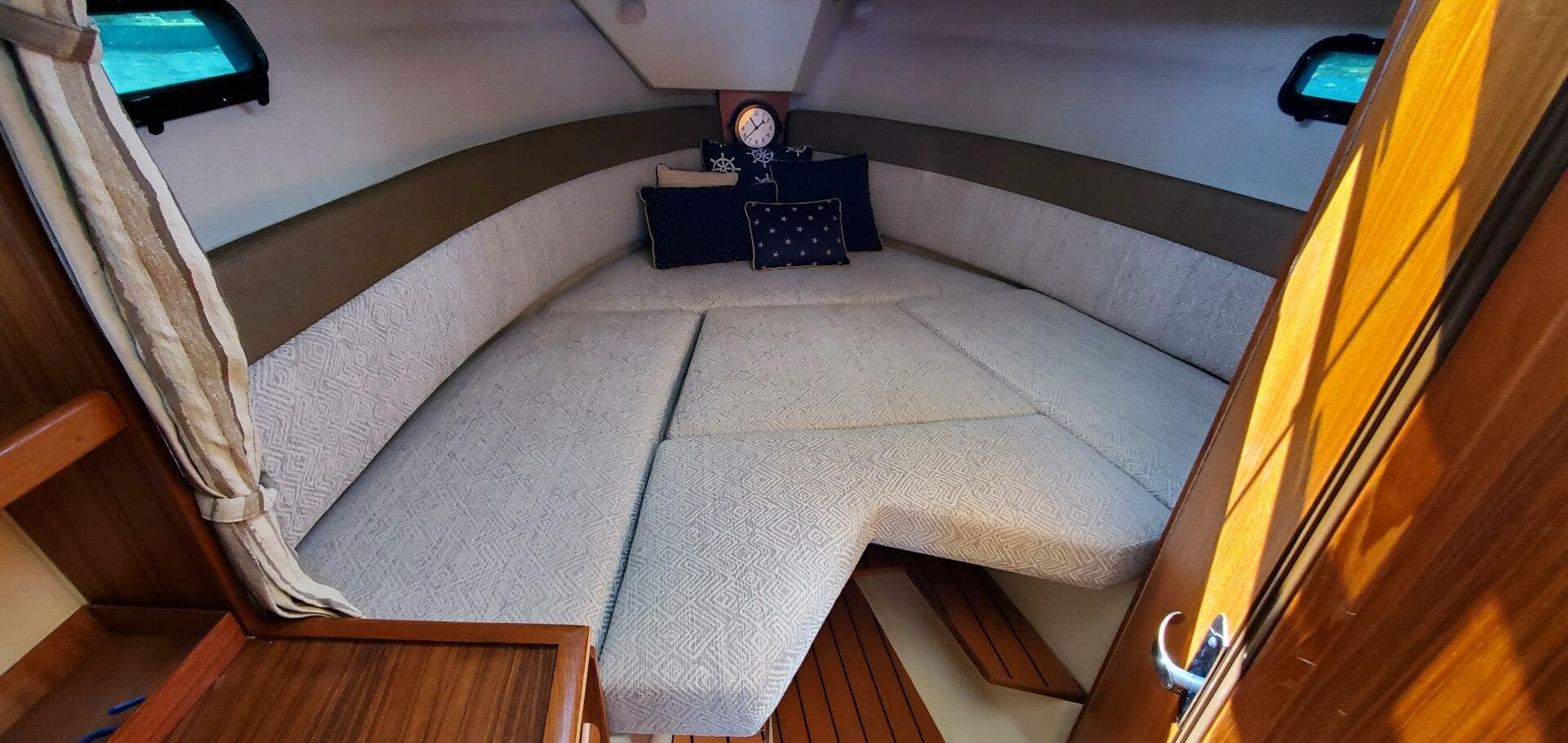 2024 Ranger Tugs R-27 LE