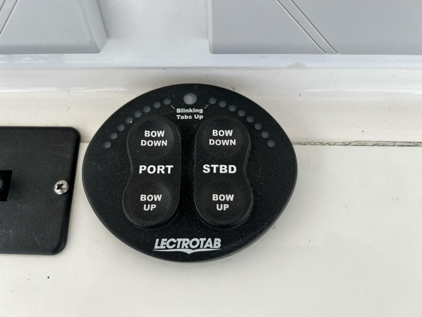 2012 Everglades 350 LX