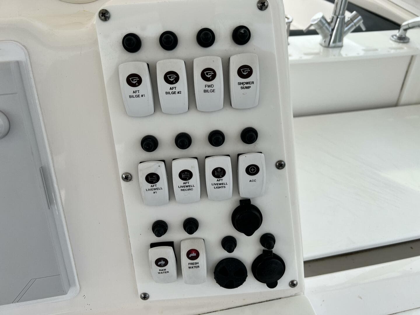 2012 Everglades 350 LX