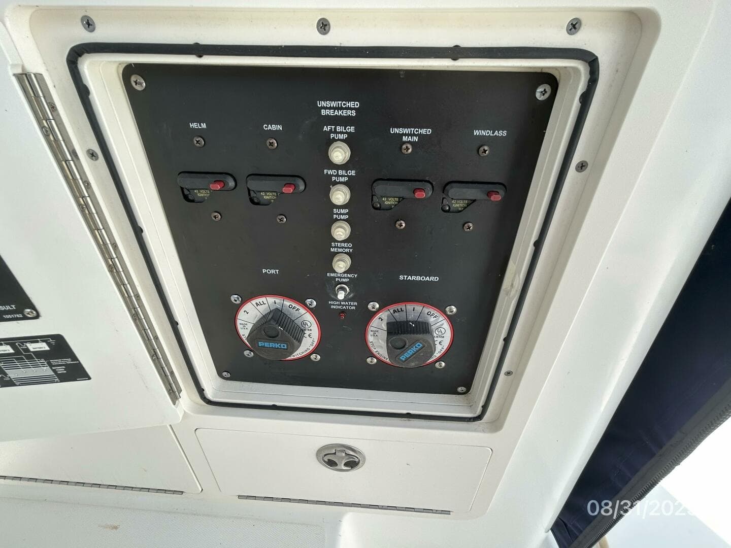 31' Boston Whaler electrical panel3