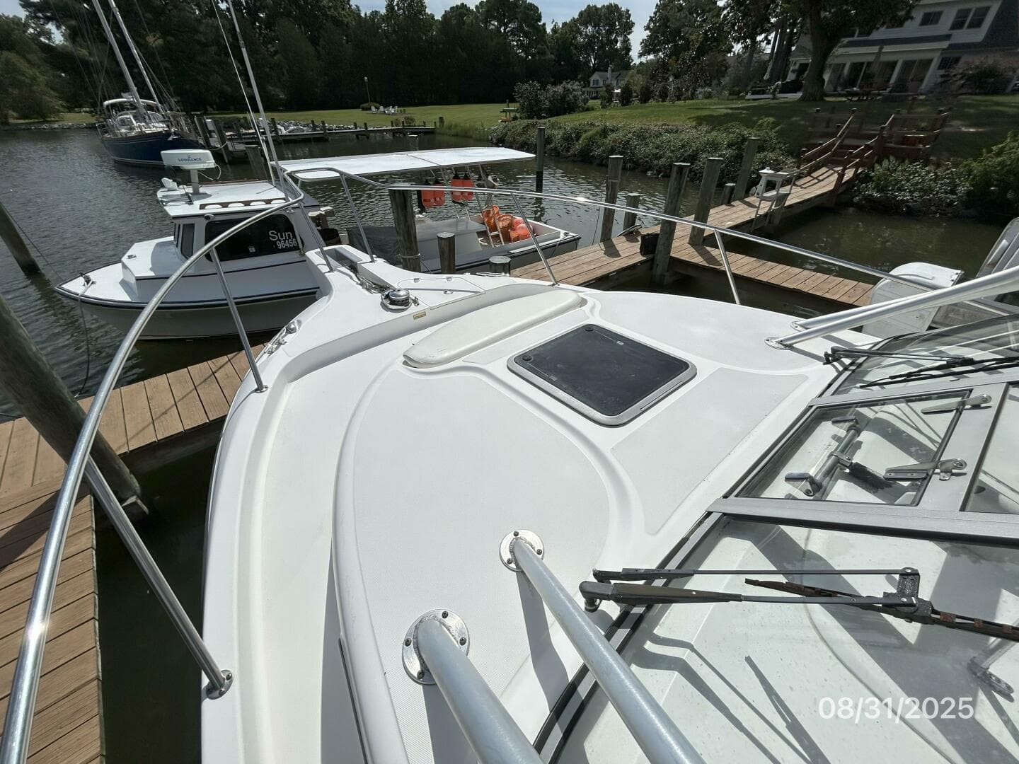 31' Boston Whaler foredeck2