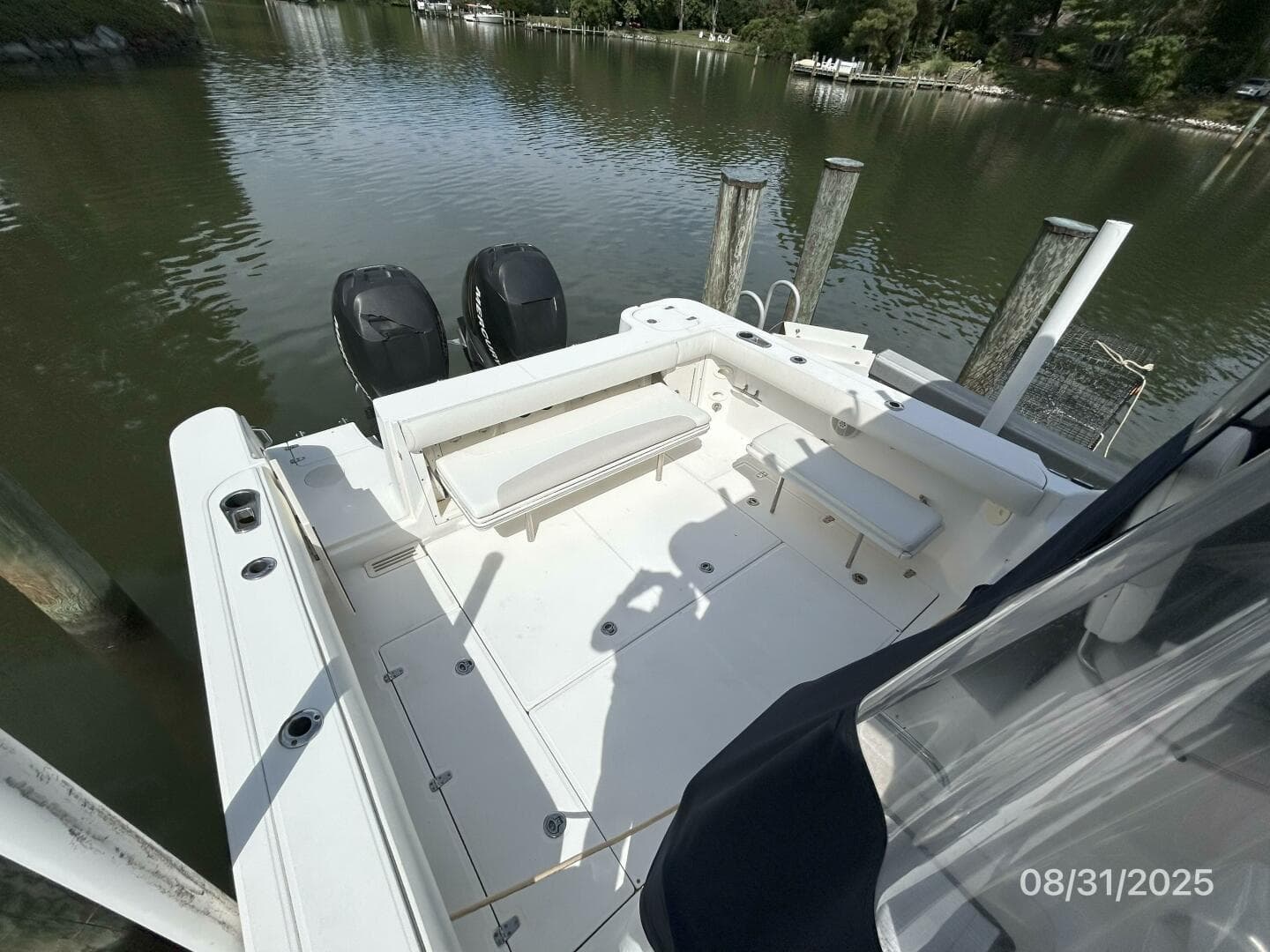31' Boston Whaler cockpit2