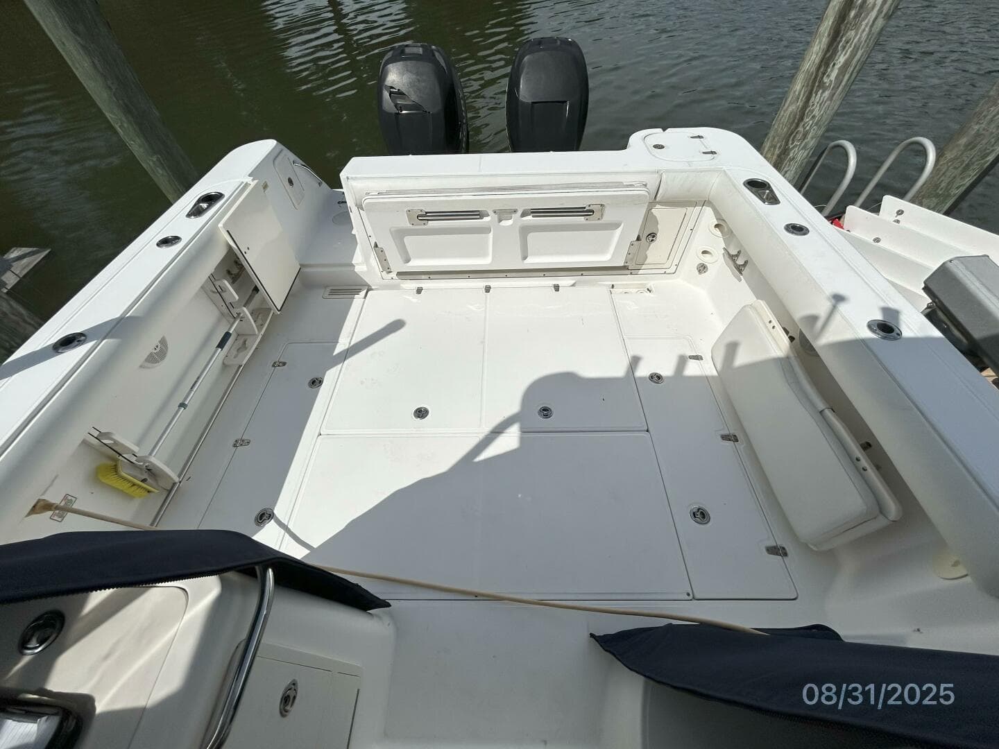 31' Boston Whaler cockpit1