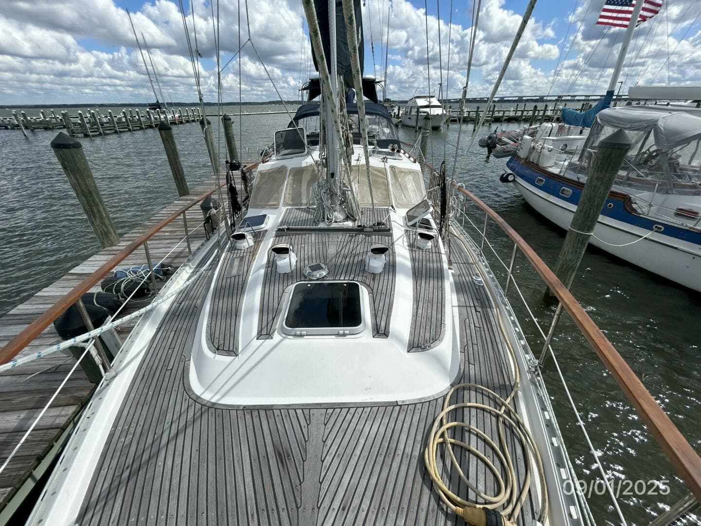 40' Nauticat foredeck aft