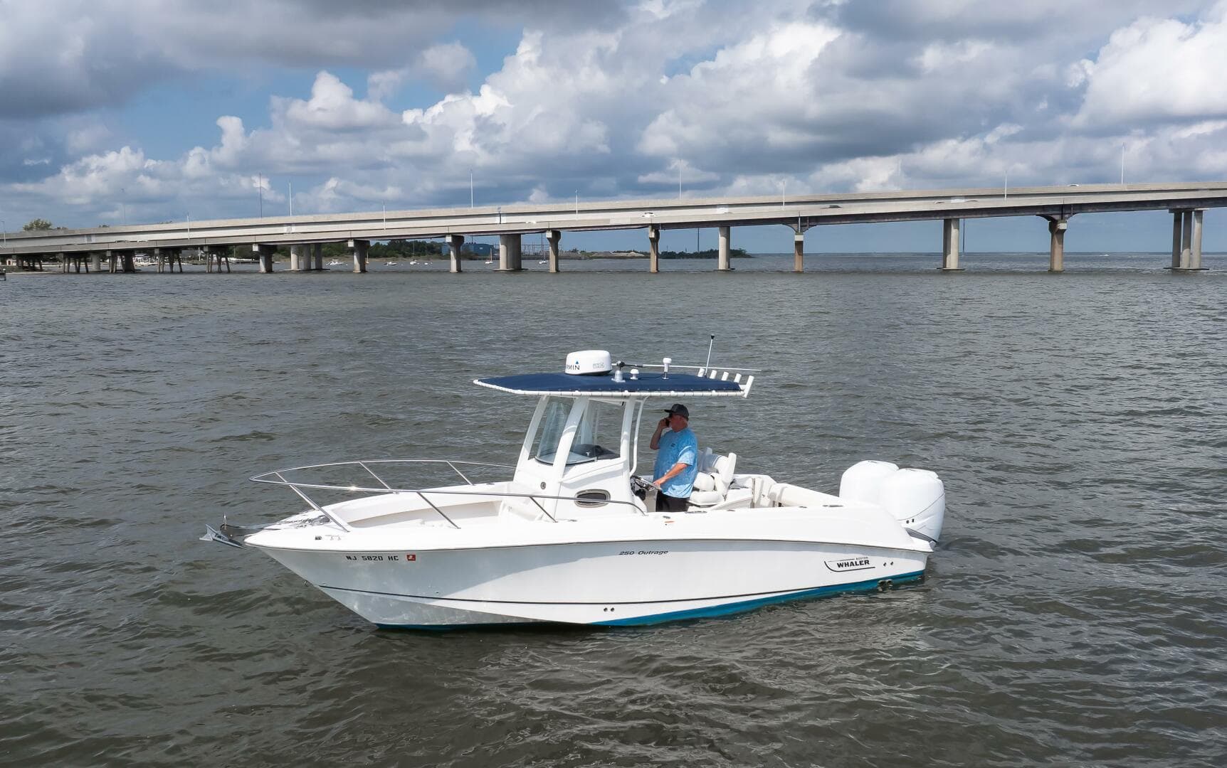 2010 Boston Whaler 250 Outrage