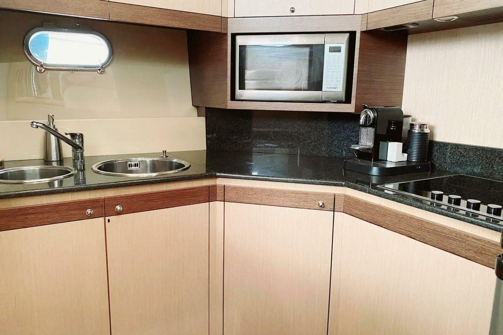 2006 Ferretti Yachts 550