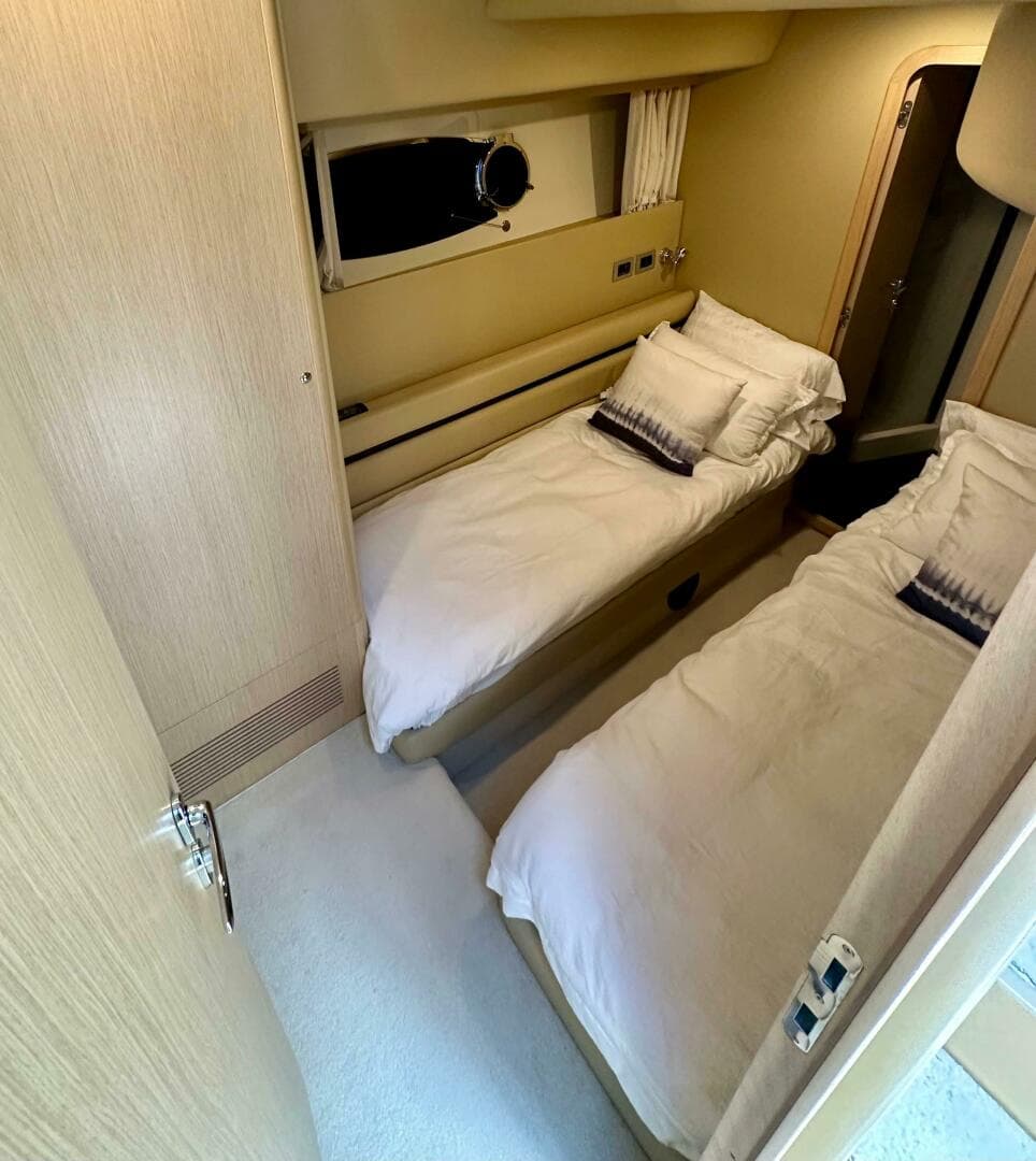 2006 Ferretti Yachts 550