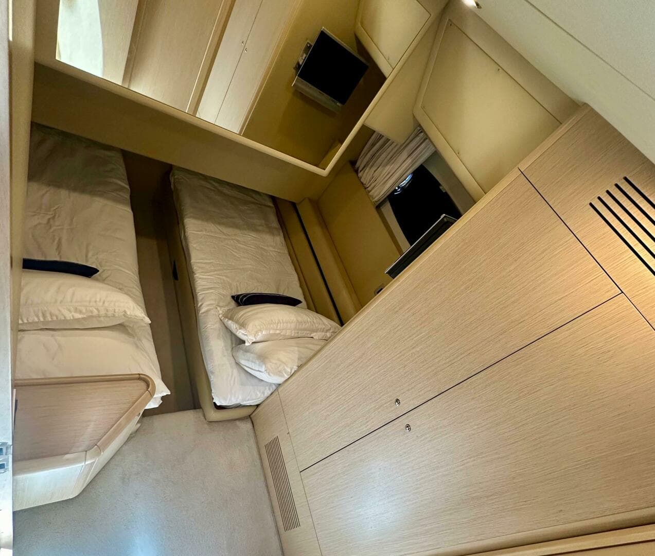 2006 Ferretti Yachts 550