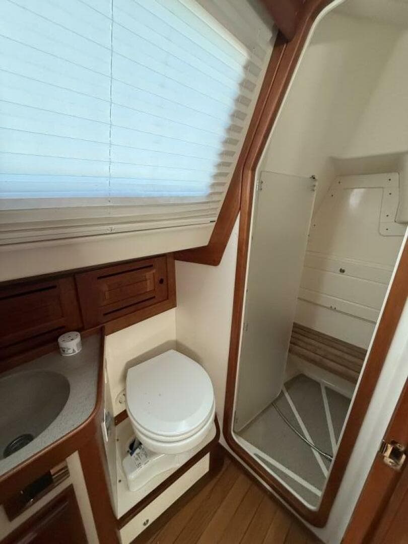 2011 Tartan 47 Glory guest head and shower