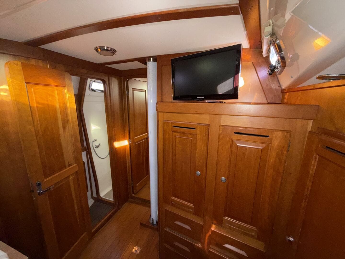 2011 Tartan 47 Glory salon monitor and guest head