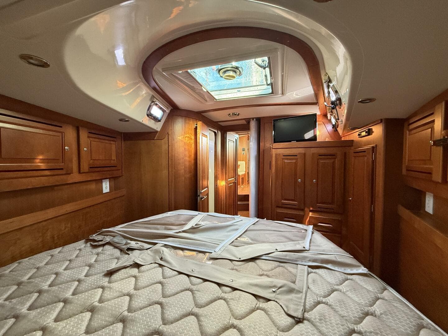 2011 Tartan 47 Glory VIP cabin