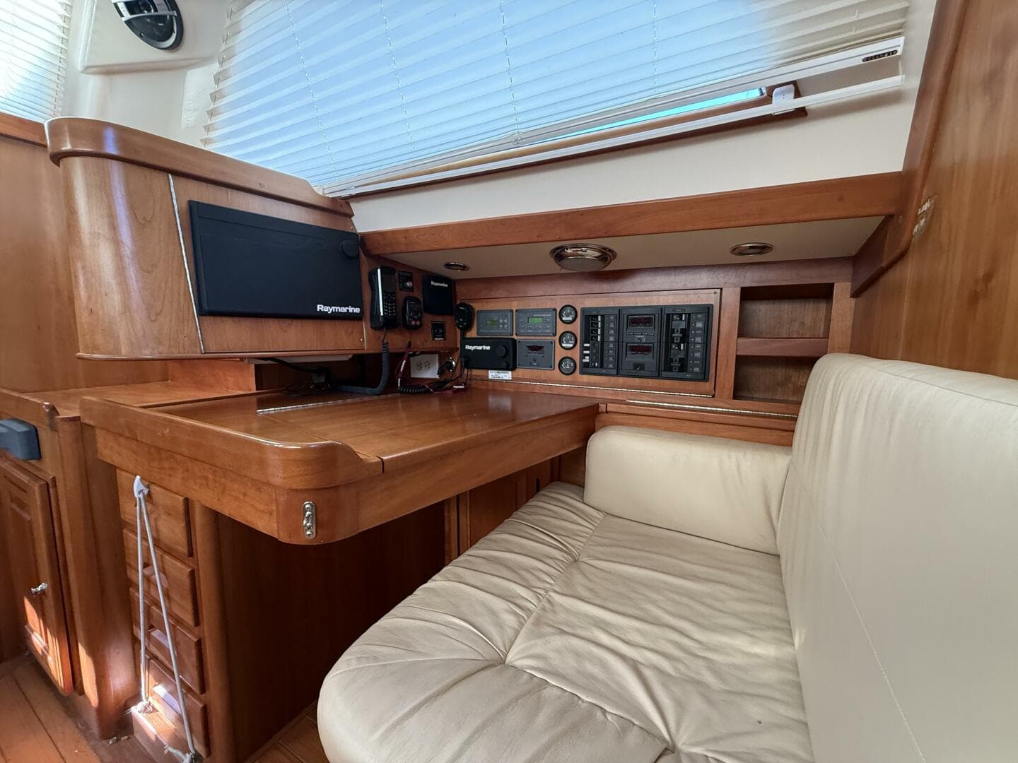 2011 Tartan 47 Glory nav desk