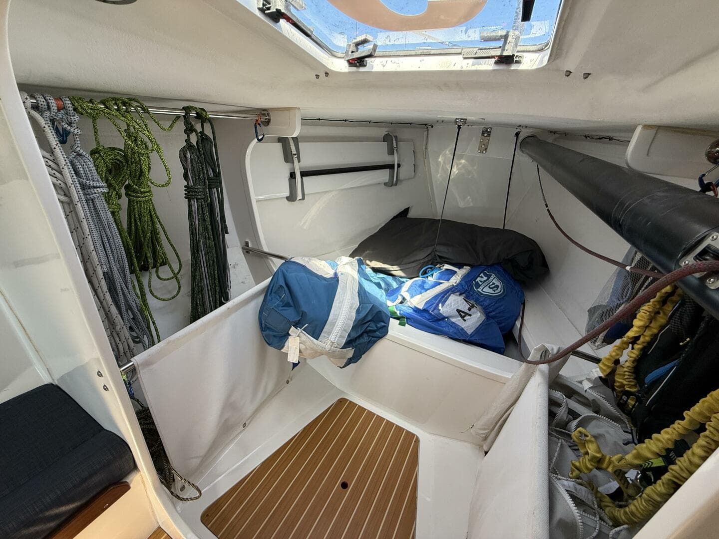 2018 J/121 Alchemy V berth storage