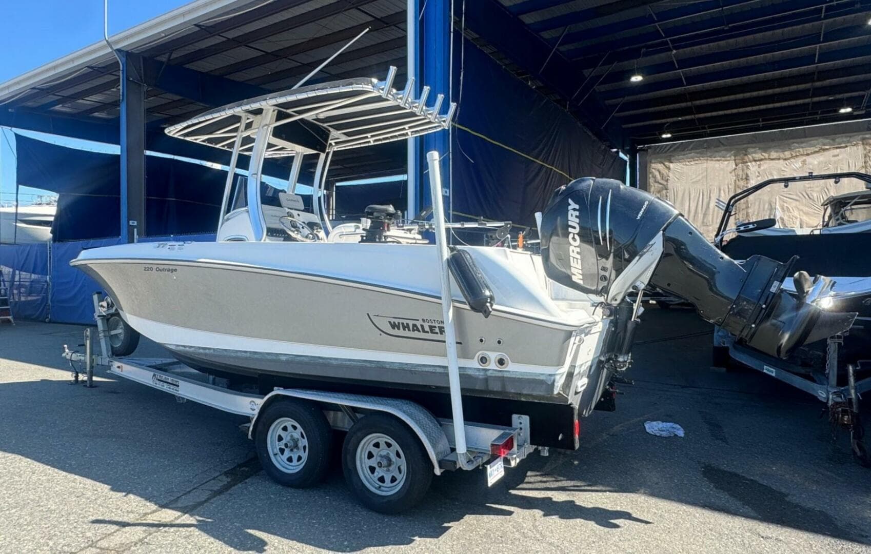 2014 Boston Whaler 220 Outrage