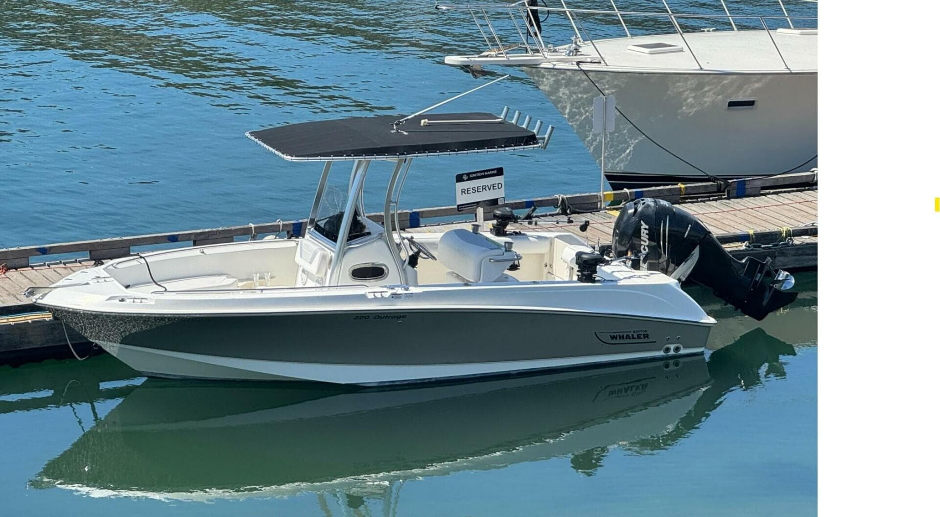 2014 Boston Whaler 220 Outrage