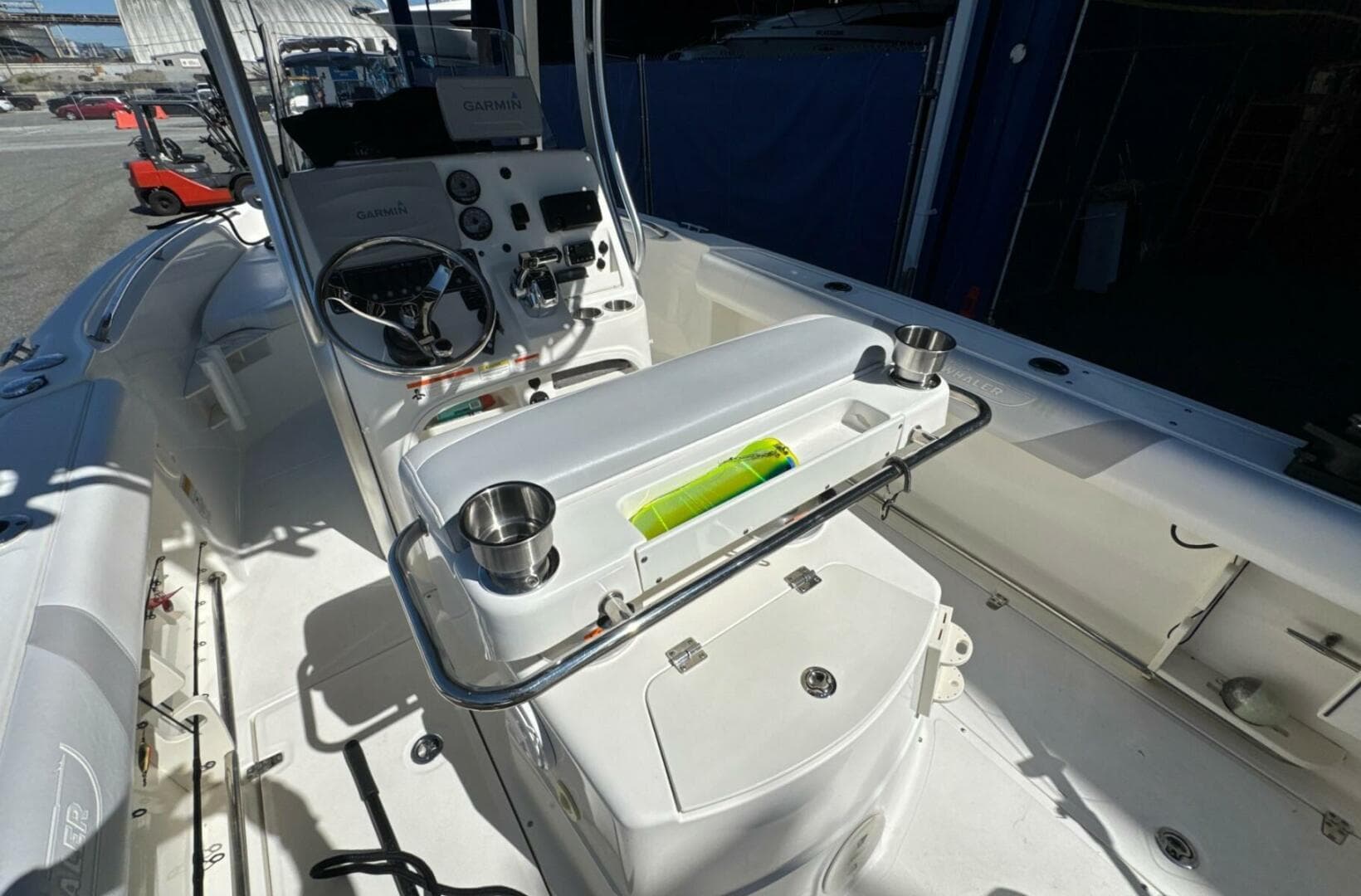 2014 Boston Whaler 220 Outrage