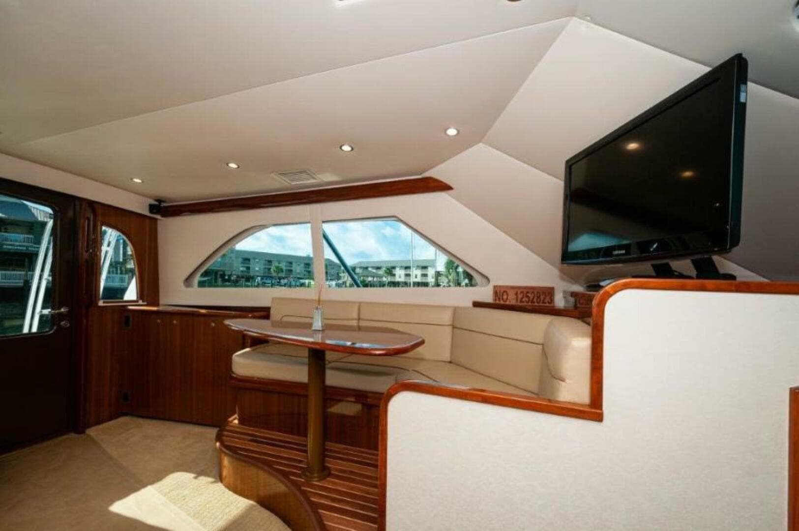 2012 Viking 42 Convertible  Salon 3