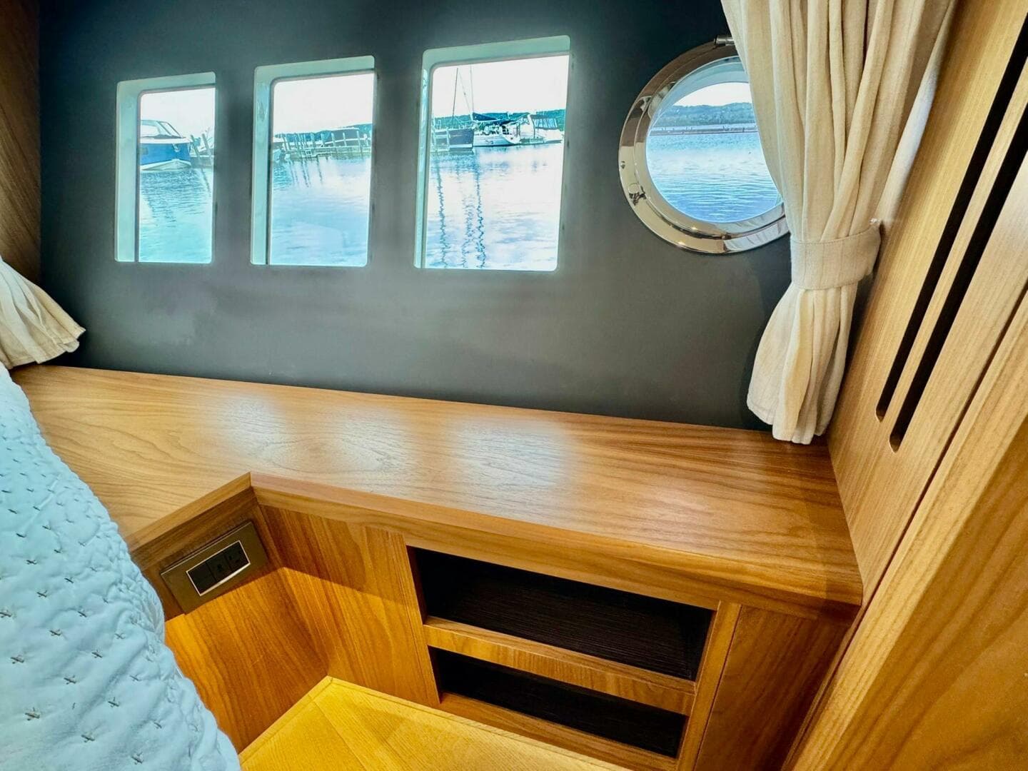 2016 Absolute 45 Sport Yacht