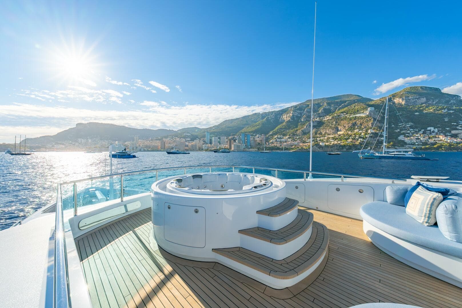  Sundeck Jacuzzi With Seating