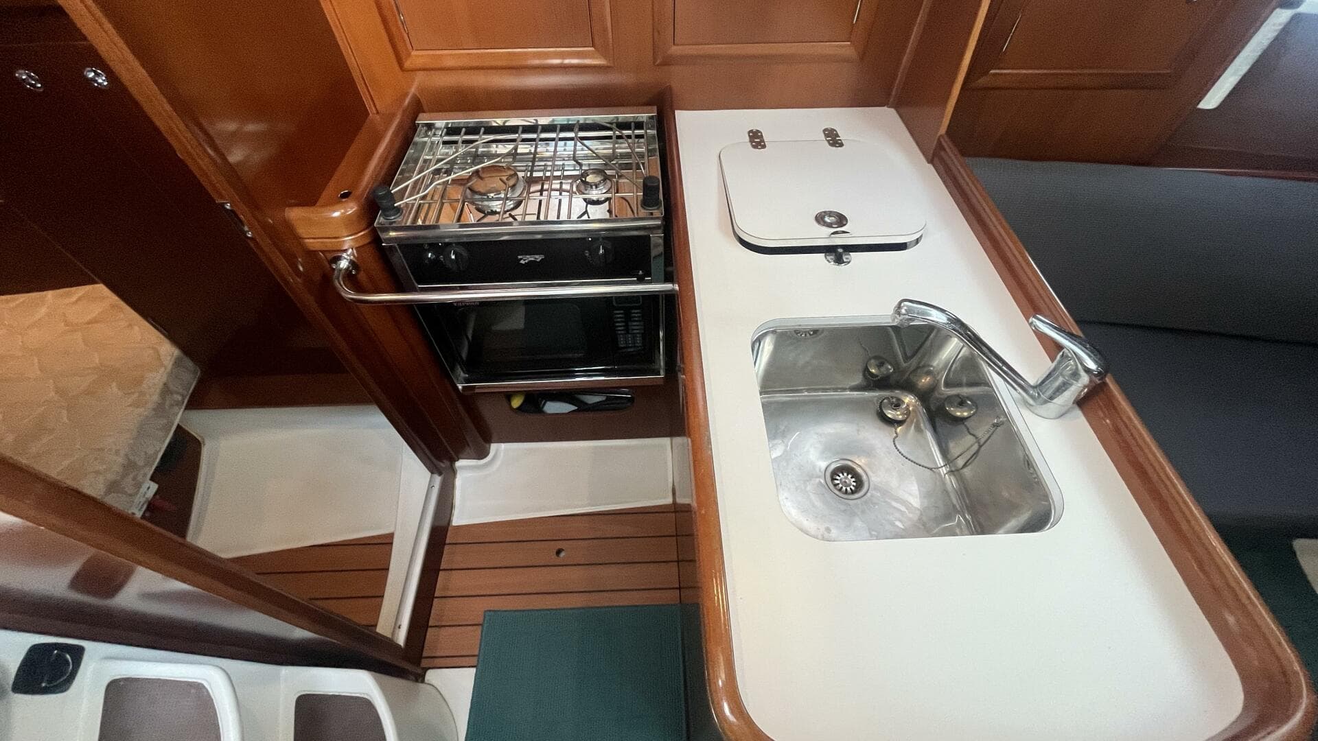 2006 Beneteau Oceanis 323