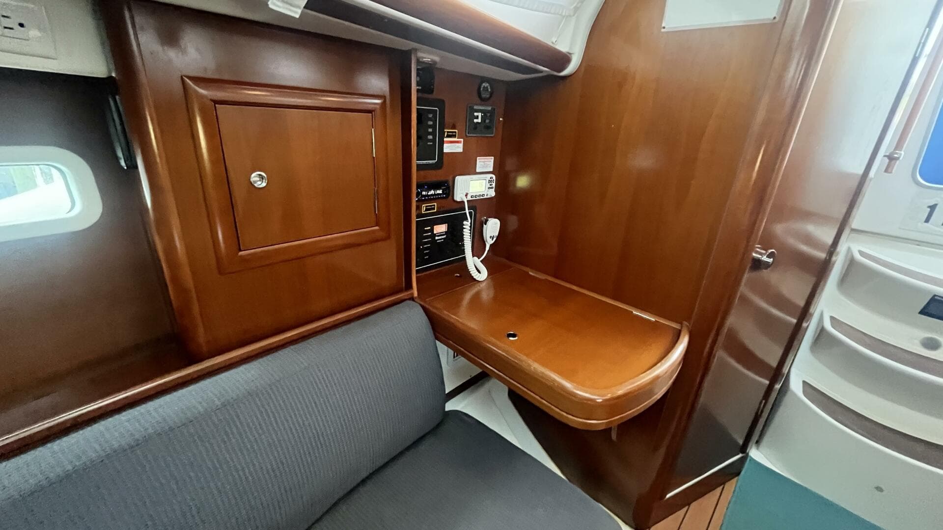 2006 Beneteau Oceanis 323