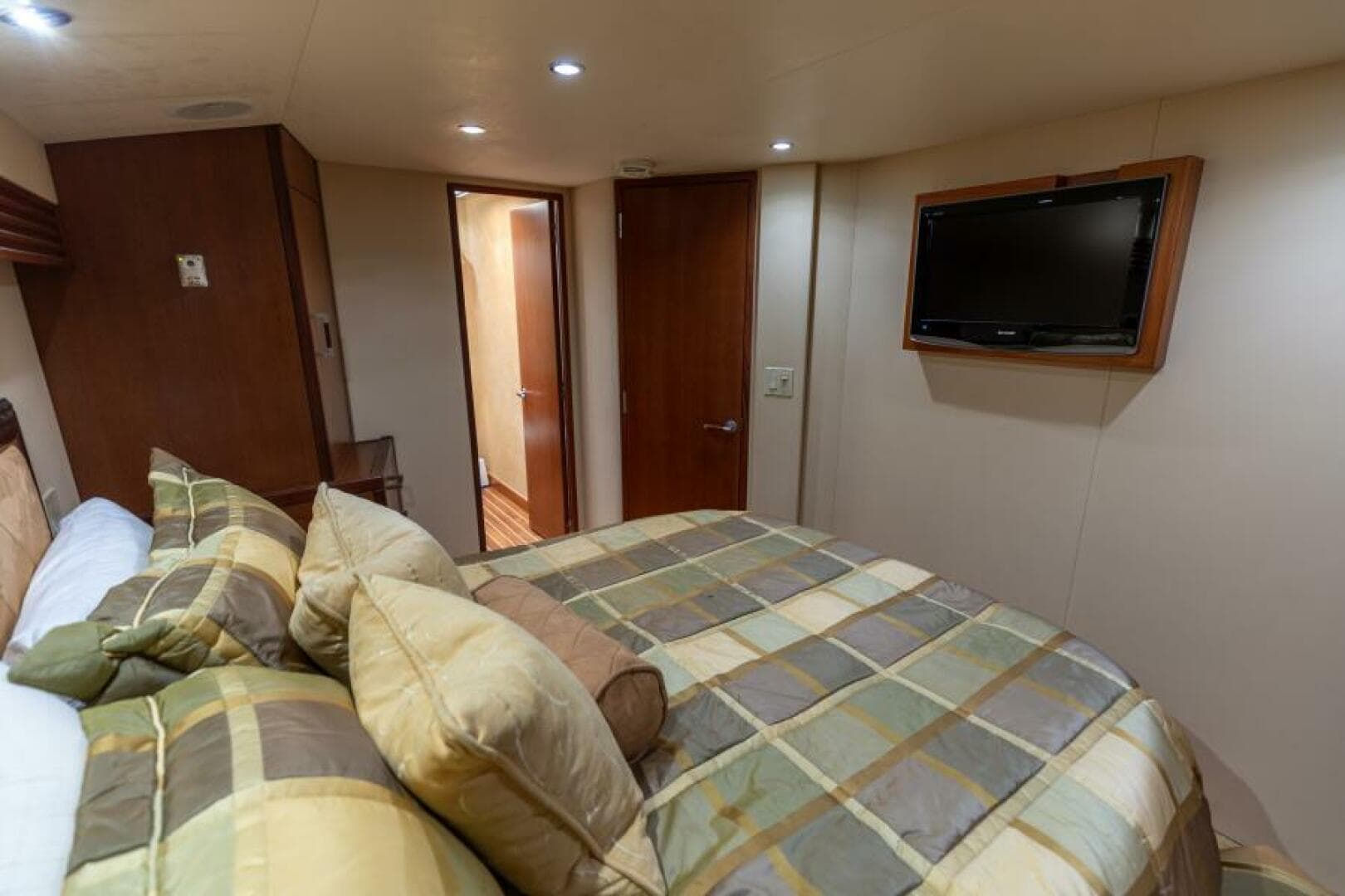 2008 Hatteras 60 Convertible  Master Stateroom 2