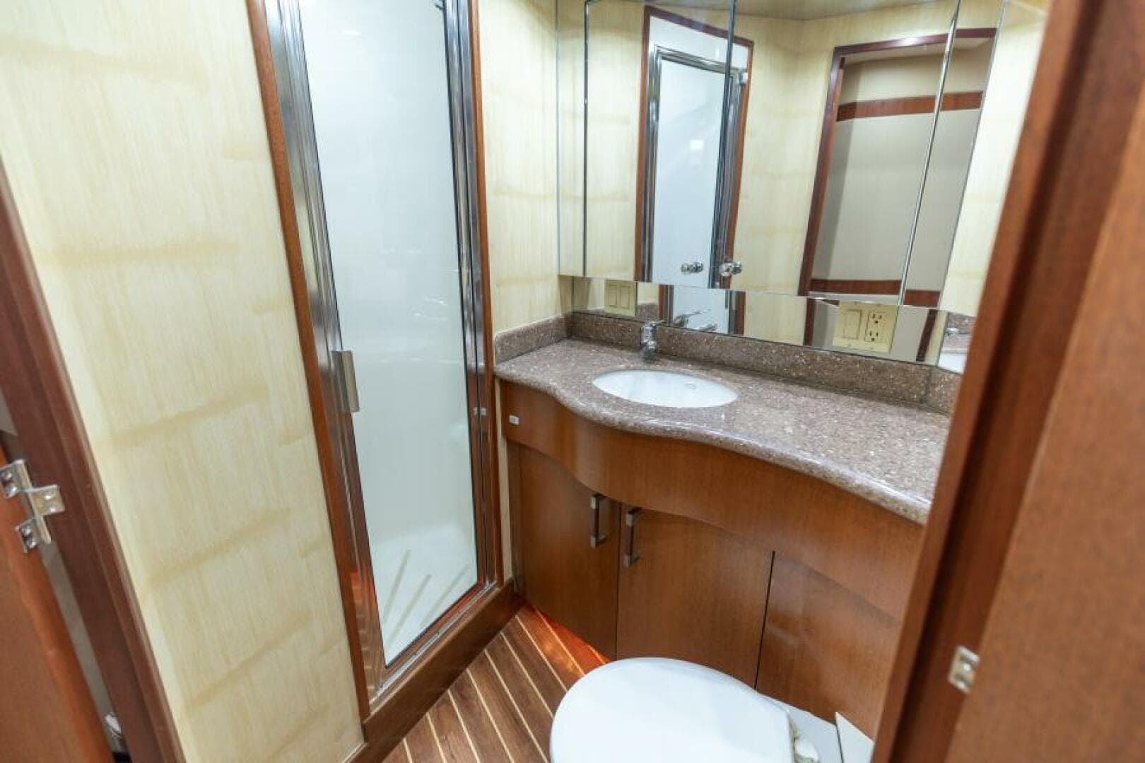 2008 Hatteras 60 Convertible  Guest Head