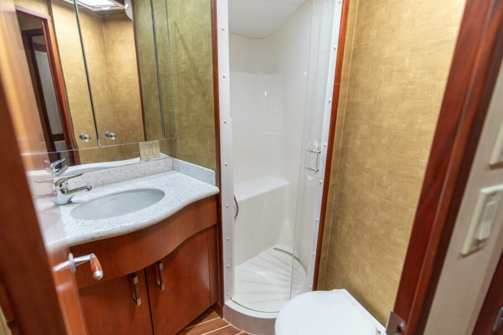 2008 Hatteras 60 Convertible  VIP Head