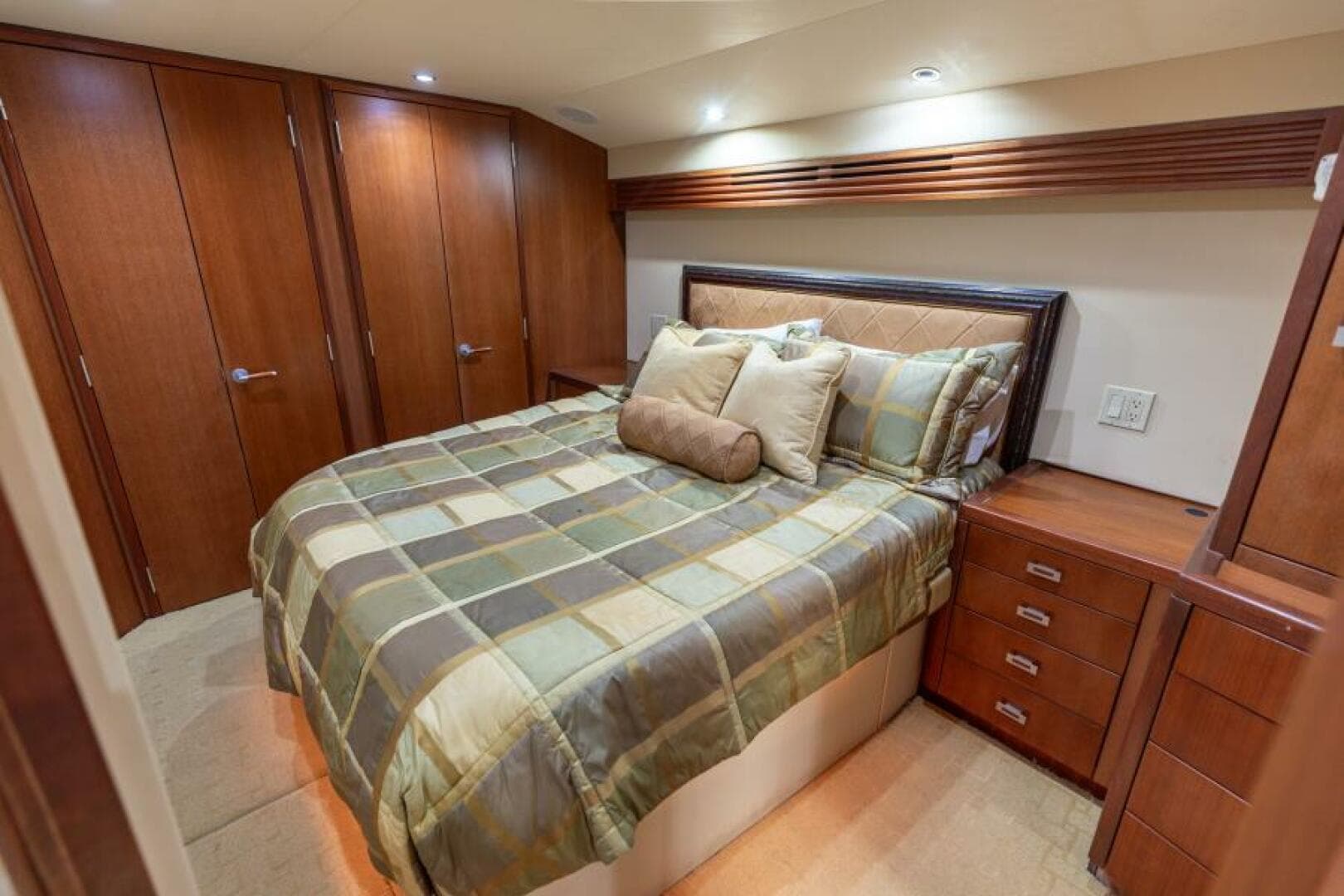 2008 Hatteras 60 Convertible  Master Stateroom 3