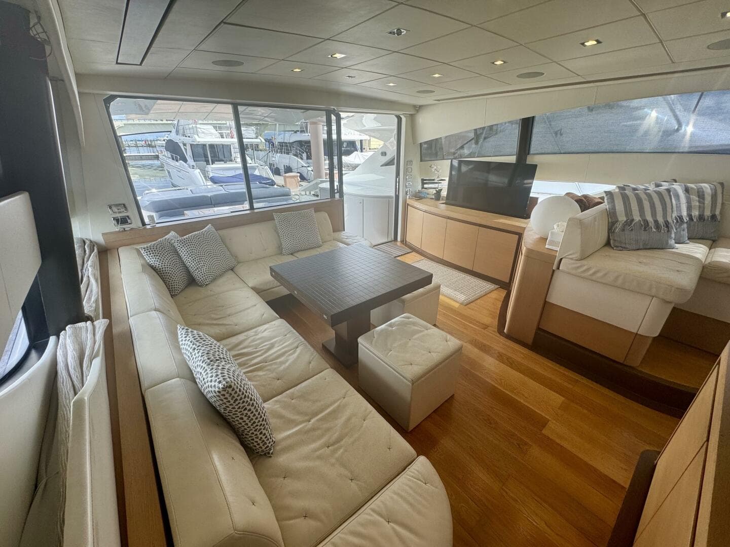 Pershing 72 Uptown Girl- Salon