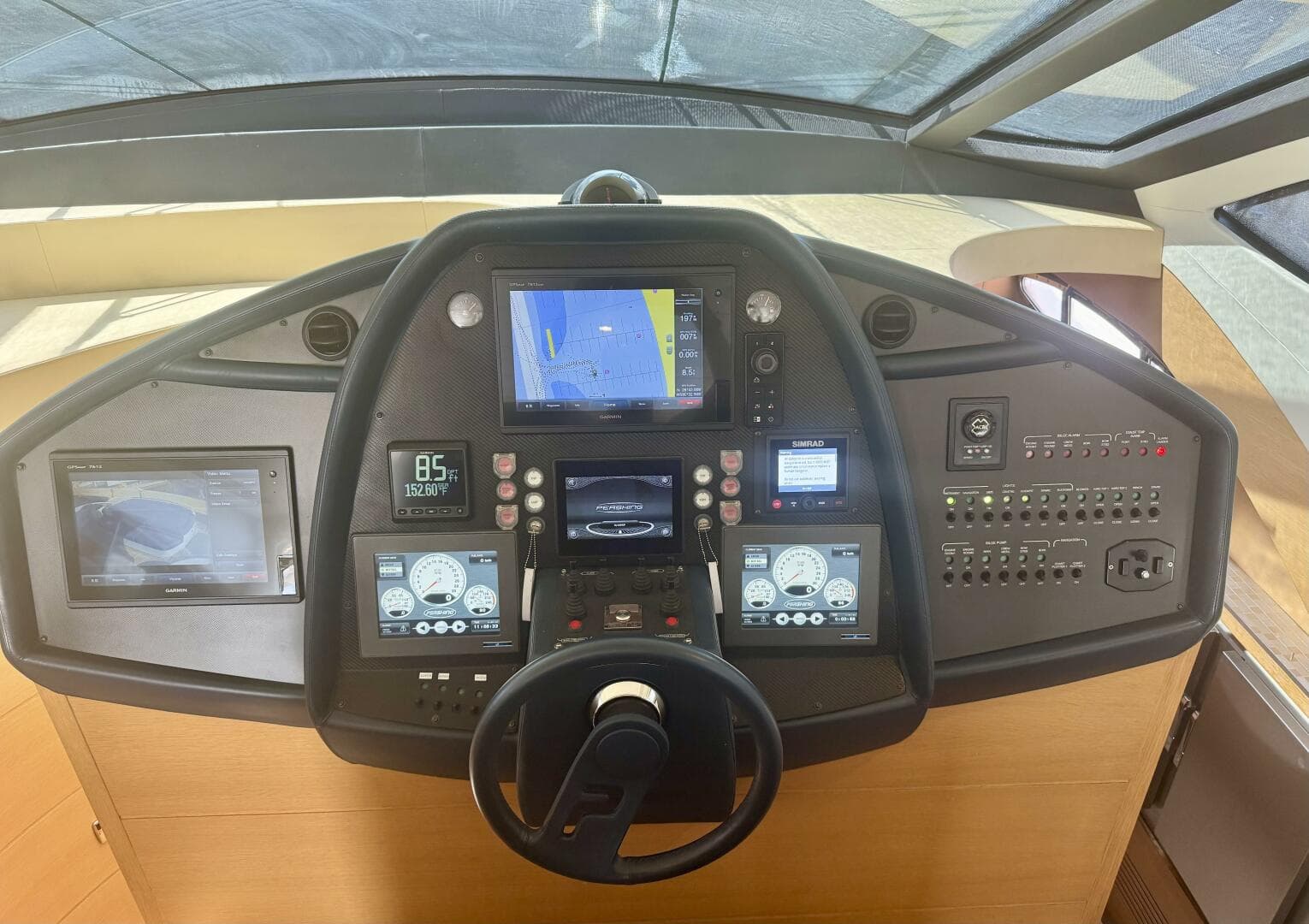 Pershing 72 Uptown Girl- Helm