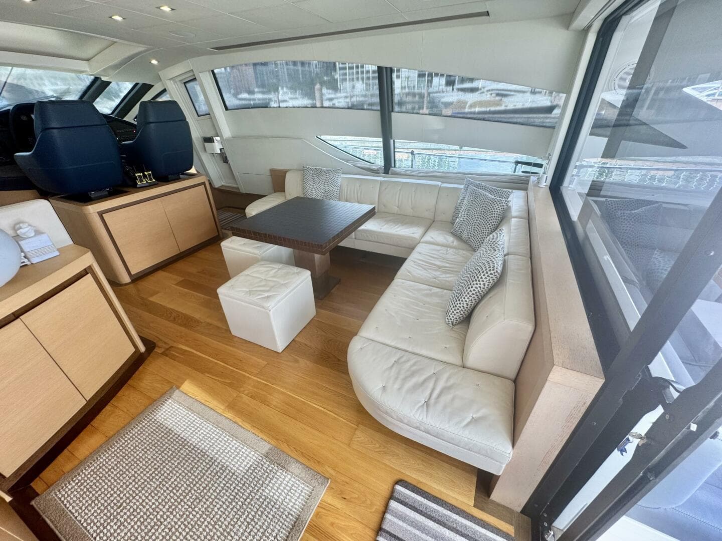 Pershing 72 Uptown Girl- Salon