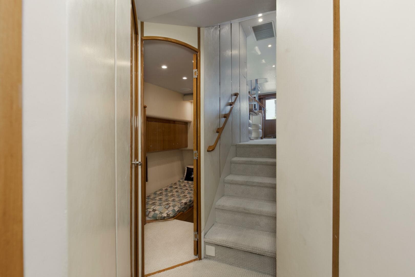 2007 64 Viking Enclosed Bridge Reel Blues Hallway (1)