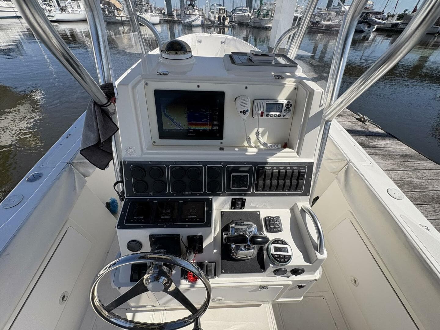 1998 Dakota 320 Open Fisherman