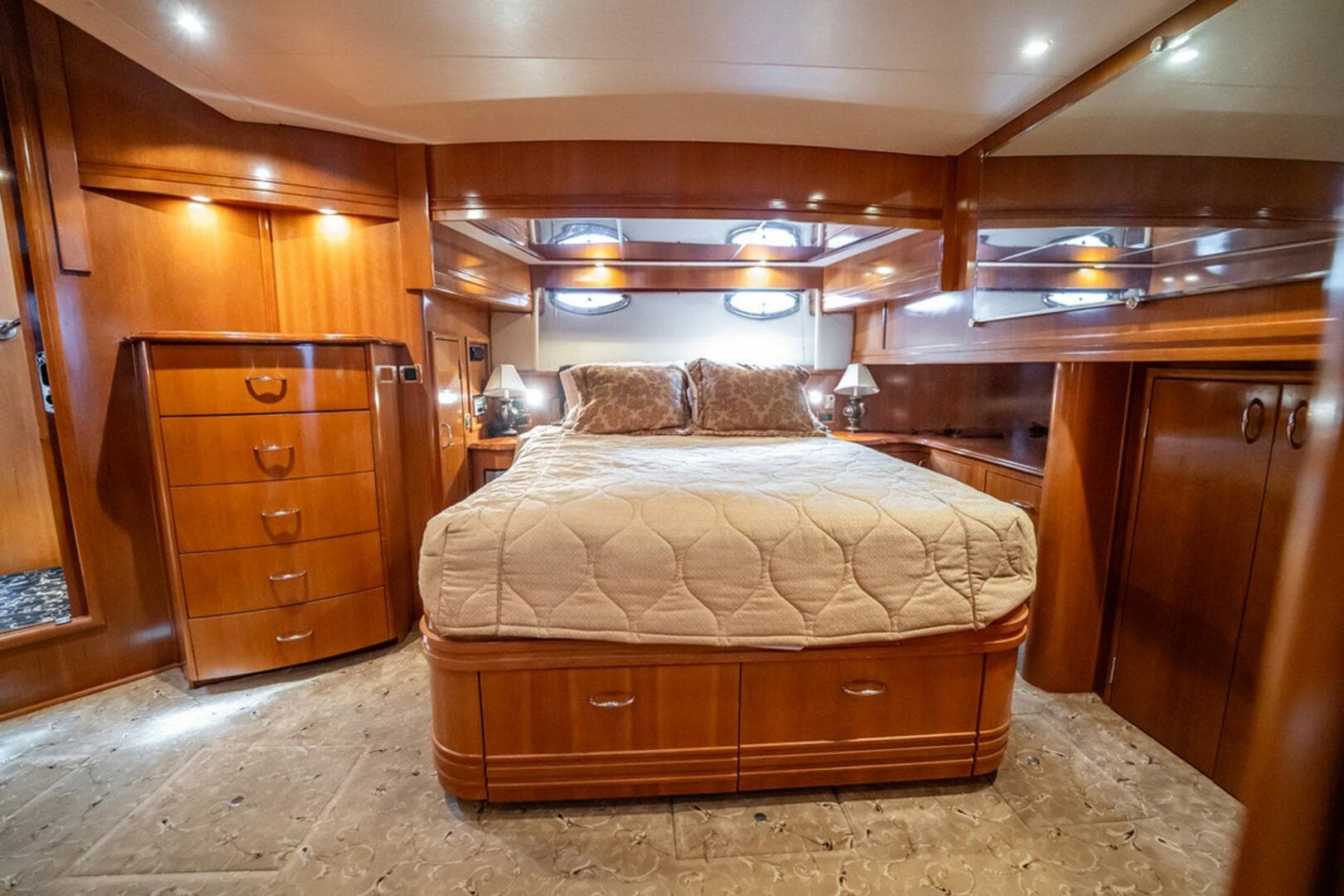 2005 Carver 56 Voyager