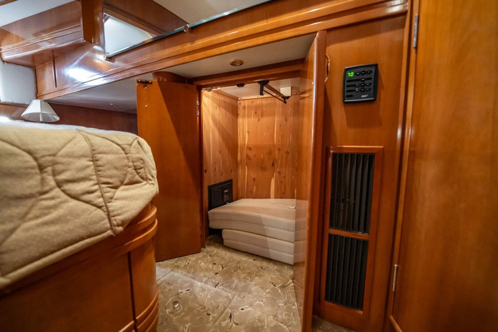 2005 Carver 56 Voyager