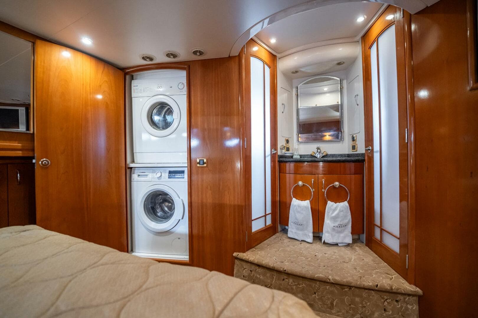 2005 Carver 56 Voyager