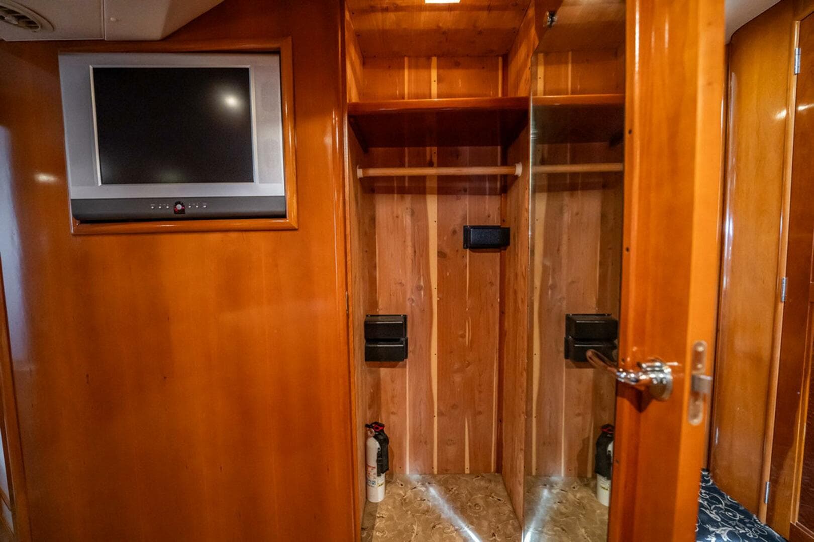 2005 Carver 56 Voyager