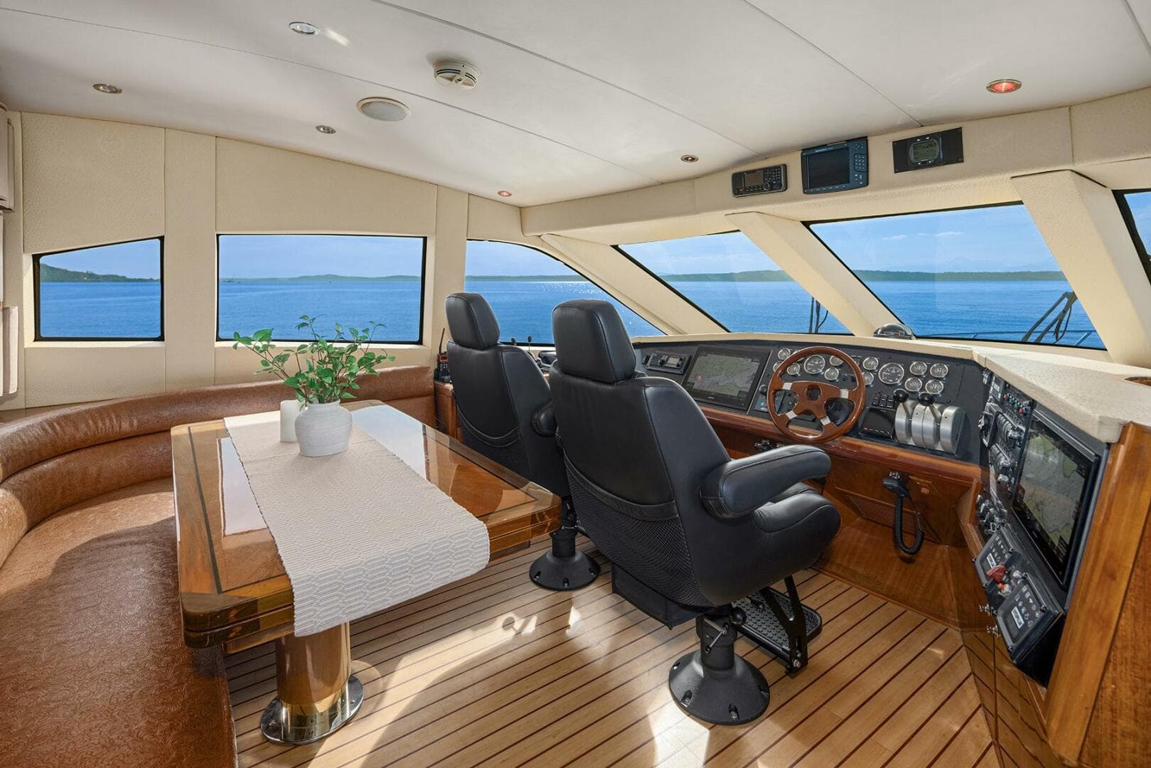 2001 Hatteras Cockpit Motoryacht