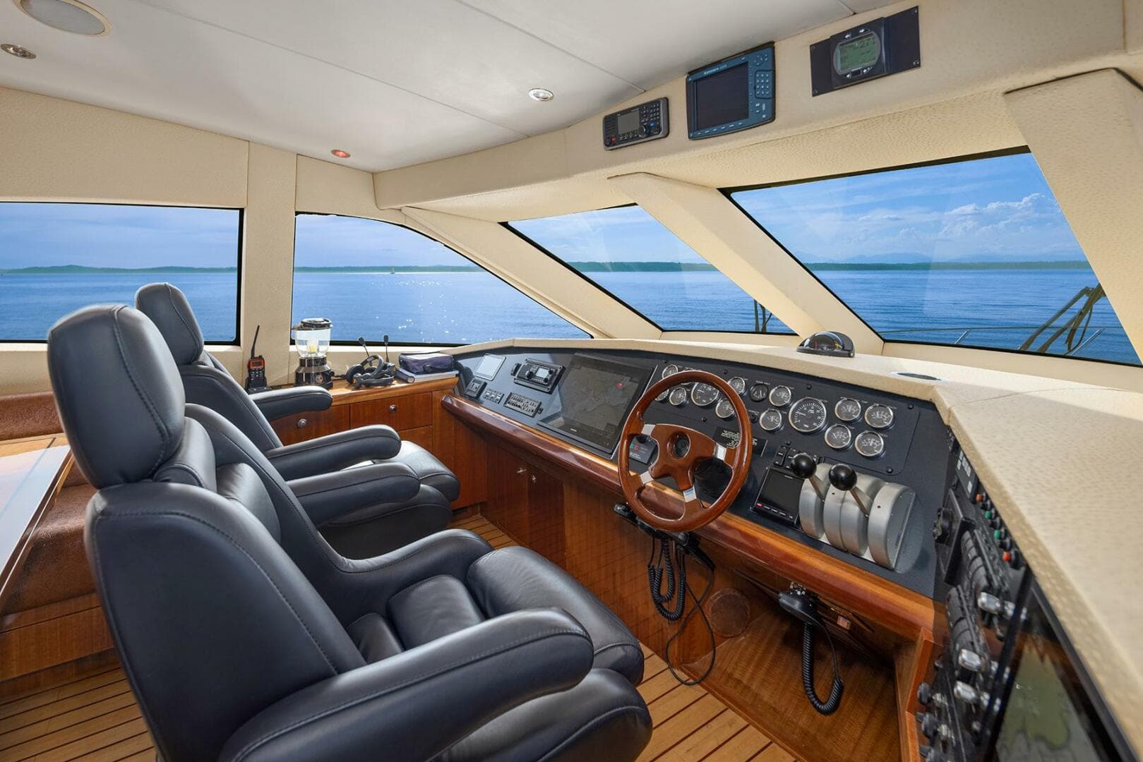 2001 Hatteras Cockpit Motoryacht