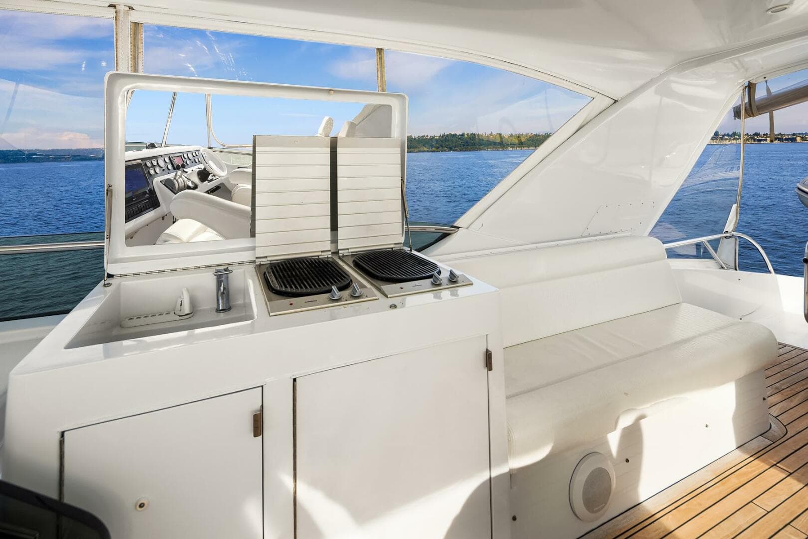 2001 Hatteras Cockpit Motoryacht
