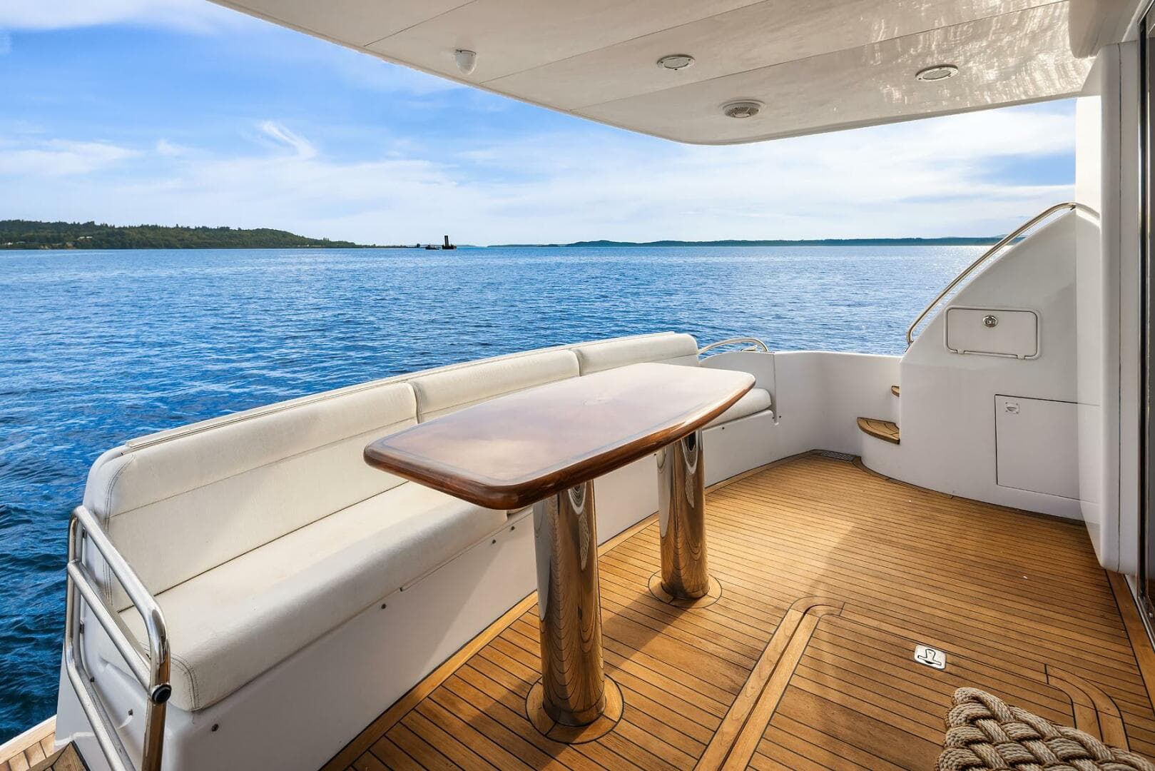 2001 Hatteras Cockpit Motoryacht