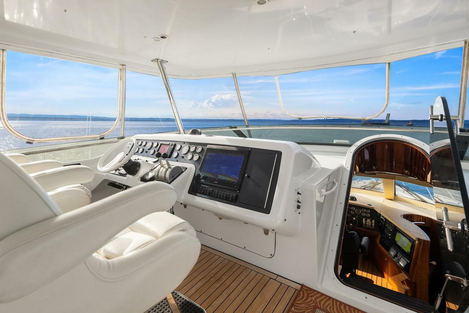2001 Hatteras Cockpit Motoryacht